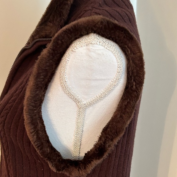 Tiara Vintage Knit Zip-Front Sweater Vest with Faux Fur Trim - Picture 10 of 13